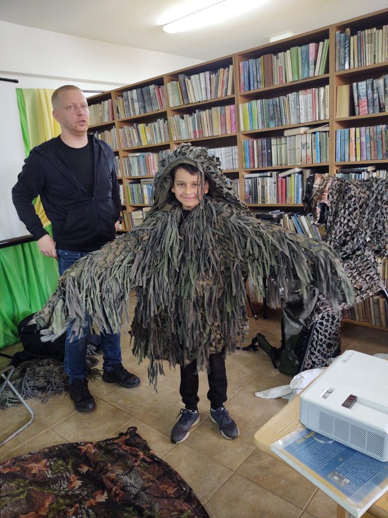 Piotr Urbaniak i dziecko w stroju maskującym