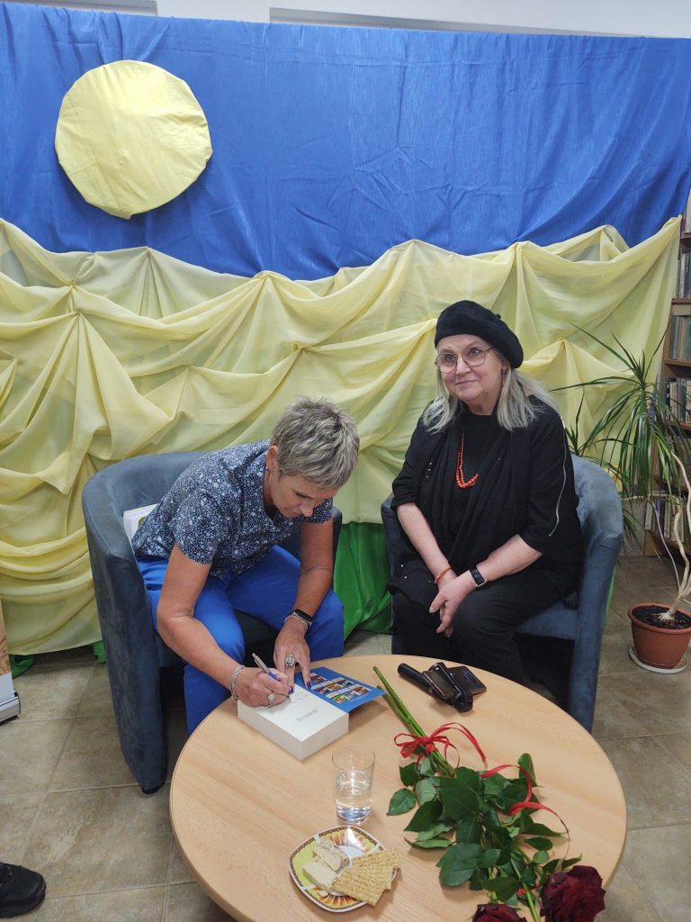Tanya Valko podpisuje książkę
