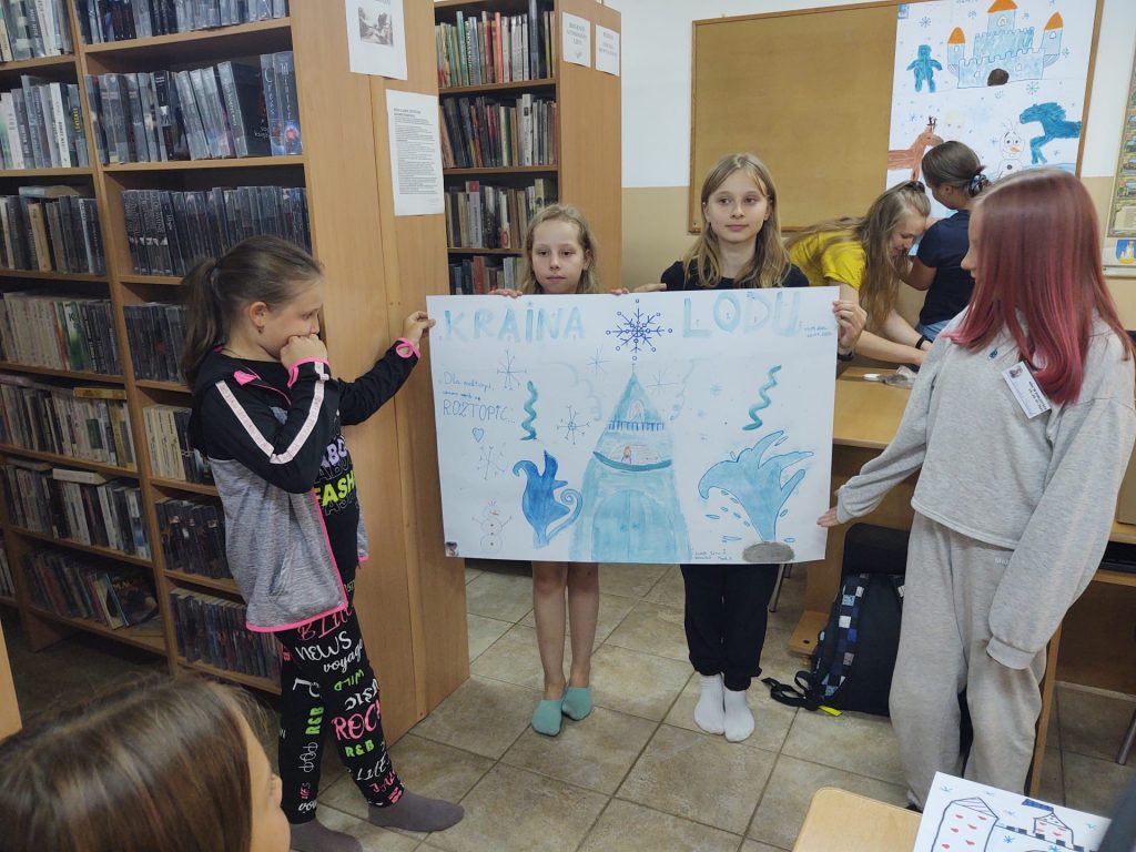 Dzieci przedstawiają rysunek