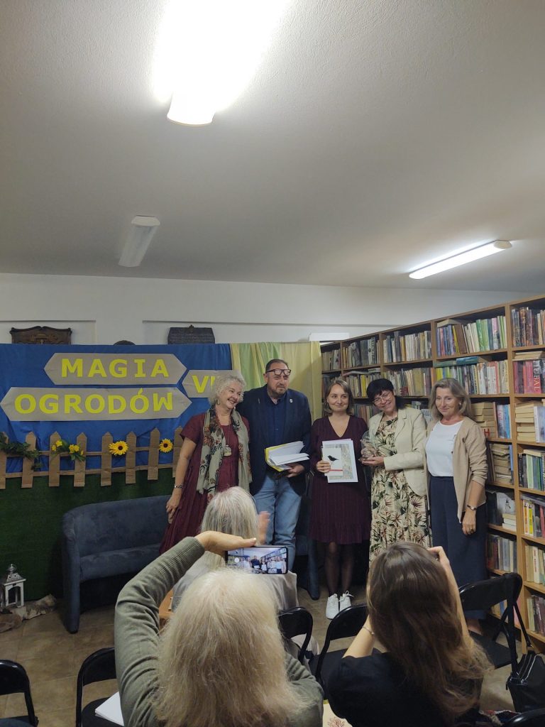 Zwyciężczyni konkursu z jurorami i szefową biblioteki