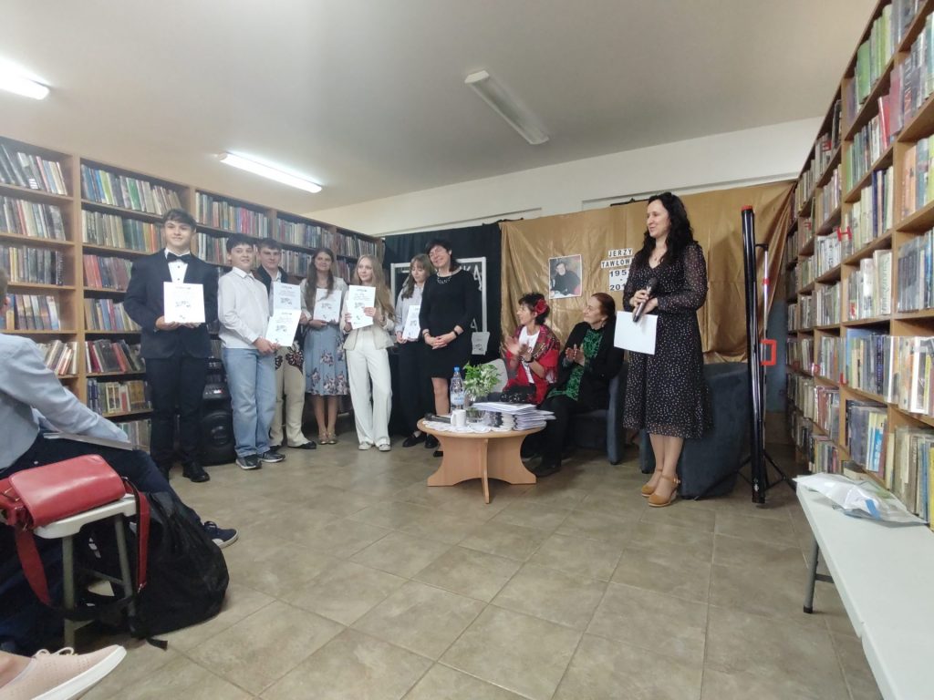 Laureaci w kategorii starszej z jurorkami i szefową biblioteki