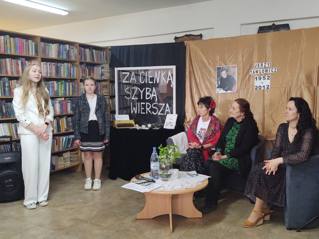 Laureatki z I miejsc z jurorkami
