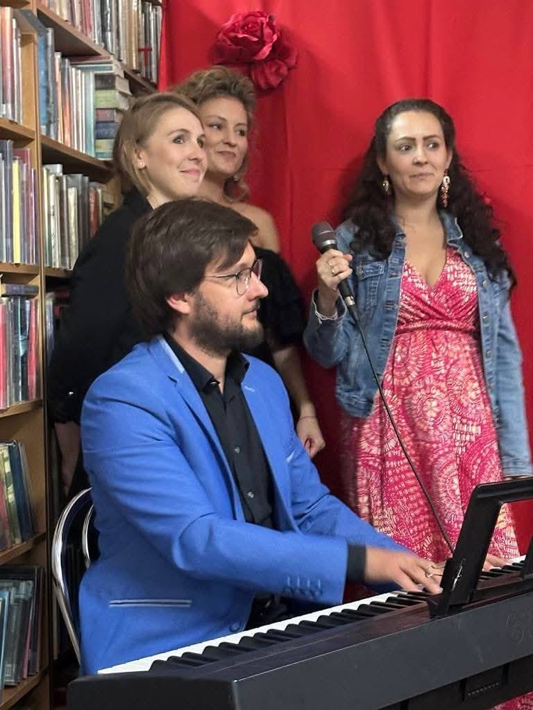 Trzy śpiewaczki i muzyj grający na keyboardzie
