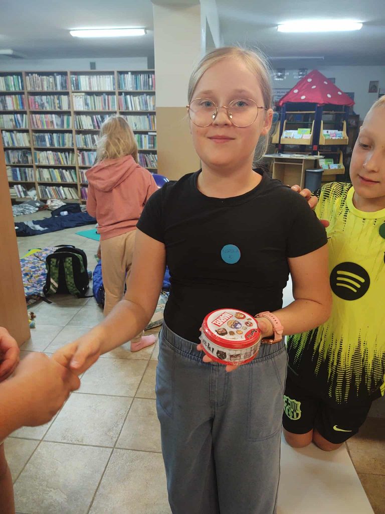 Dziewczynka z pudełkiem DOBBLE