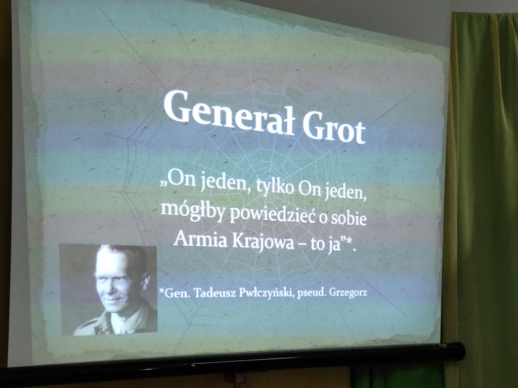 Slajd z cytatem gen. Pwlczyńskiego o Grocie " On jeden, tylko on jeden mógłby powiedzieć o sobie Armia Krajowa - to ja"