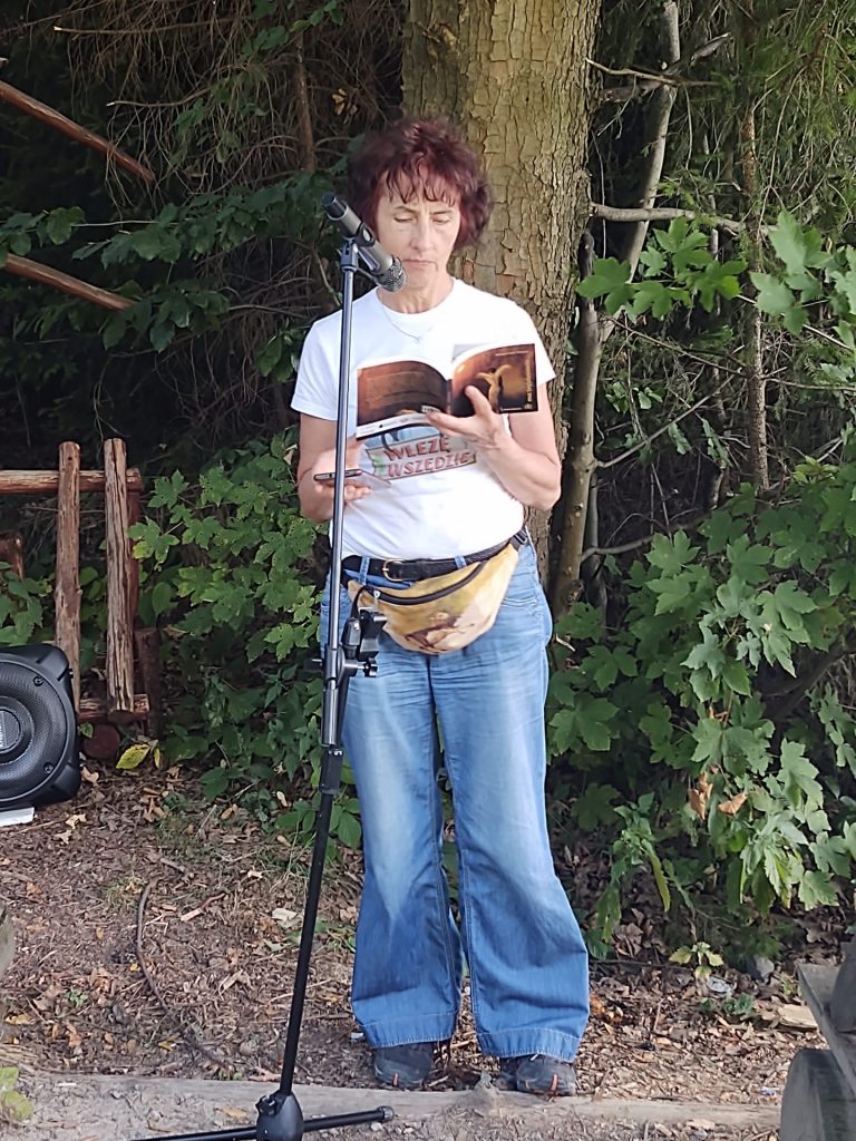 Poetka czytająca wiersz - w lesie