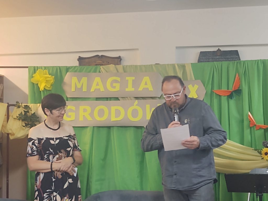 Szefowa biblioteki i przewodniczący jury czytający werdykt