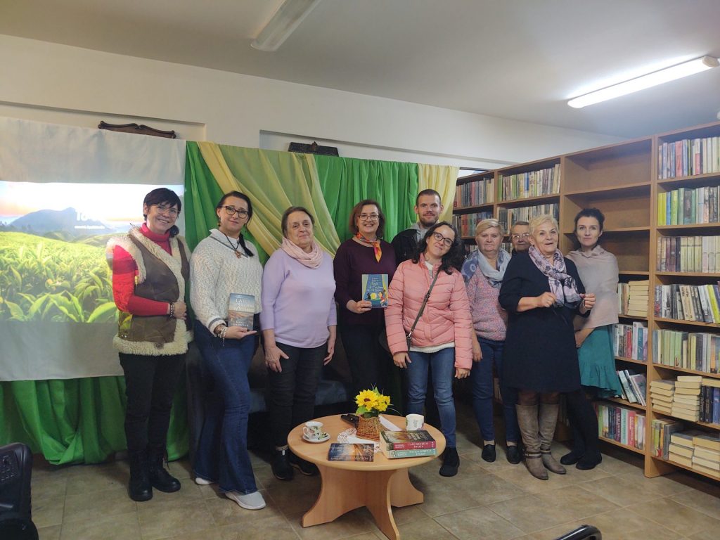 Grupa osób, centralnie Agnieszka Krawczyk