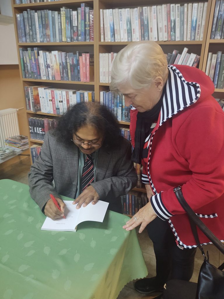 Hassanal Abdullah podpisuje swoją książkę