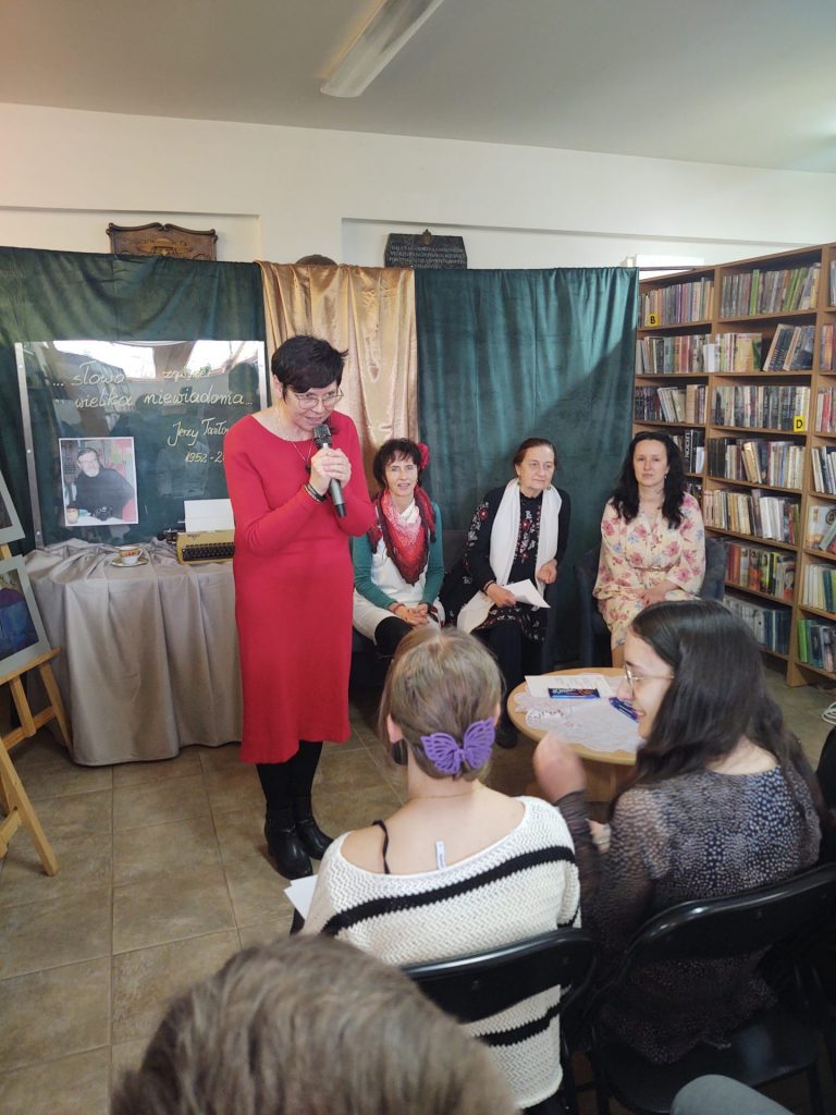 Jury i szefowa biblioteki na tle zielono-złotych dekoracji